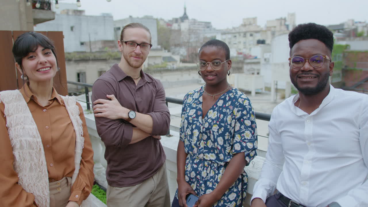 retrato de grupo de jóvenes colegas en la azotea al aire libre