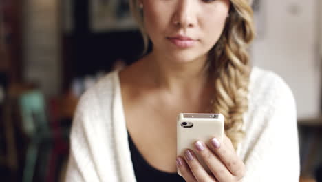 Mujer-Asiática-Usando-La-Pantalla-Táctil-Del-Teléfono-Inteligente-En-La-Cafetería-Bebiendo-Café