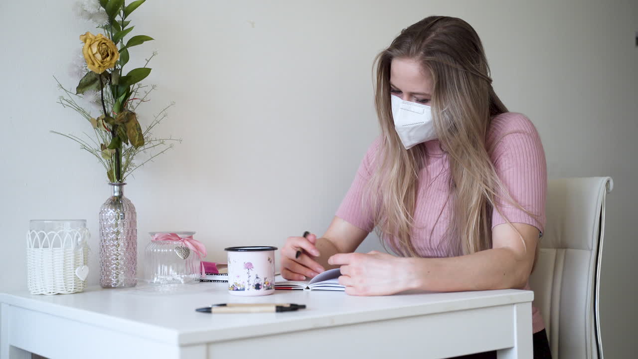 Una giovane ragazza scrive una lettera al suo amante nel suo appartamento.