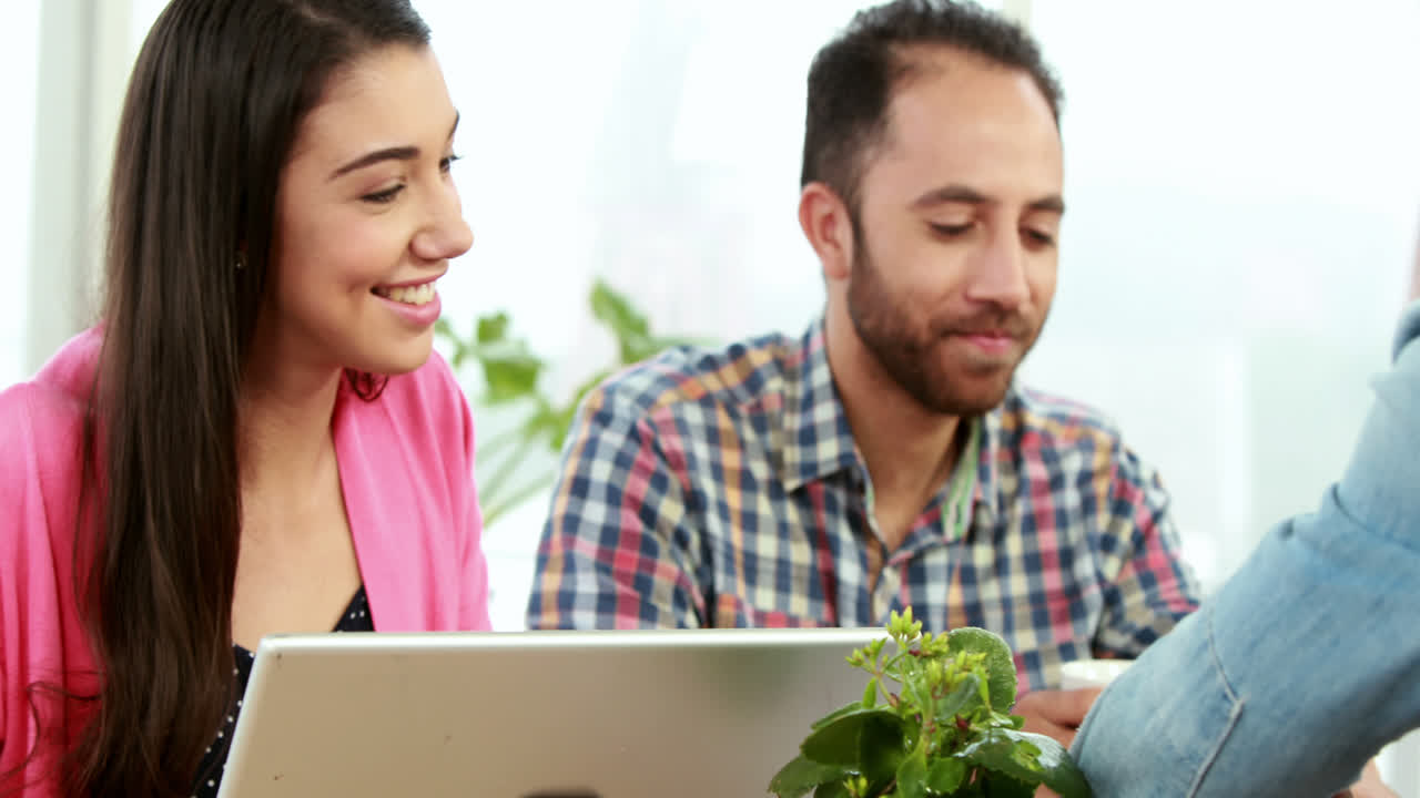 equipo de negocios creativos teniendo una reunión