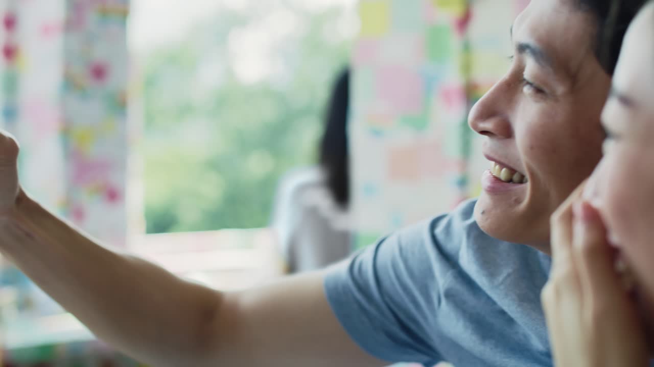 카페에서 셀카를 찍는 사랑하는 커플의  ⁇ 드헬드 뷰