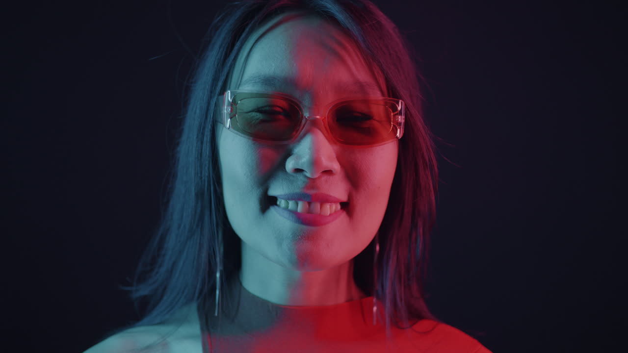 mujer con luz de neón