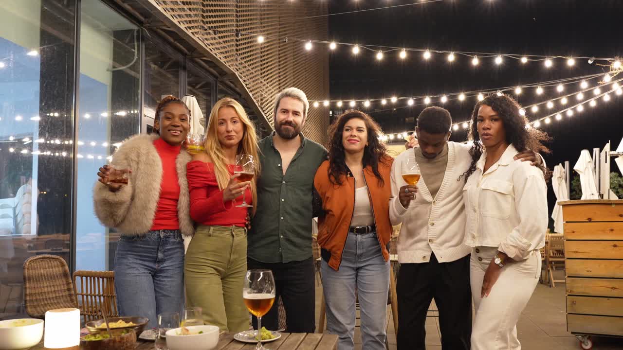 Gruppo di amici che festeggiano con la birra