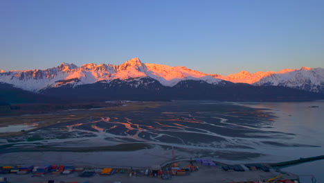 Luftdrohnenansicht-Der-Berge-Bei-Sonnenuntergang-In-Tin-Seward,-Alaska