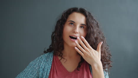 mujer bostezando