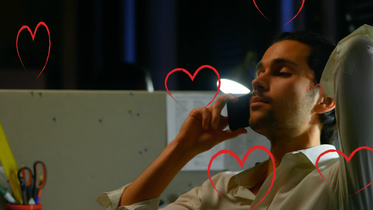 animación de corazones caídos sobre hombres de negocios caucásicos usando el teléfono