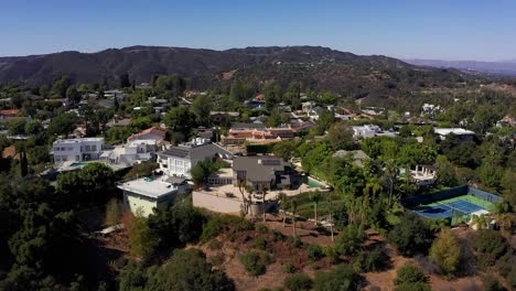 Toma-Aérea-Inversa-De-Un-Vecindario-En-Las-Colinas-Sobre-Sherman-Oaks