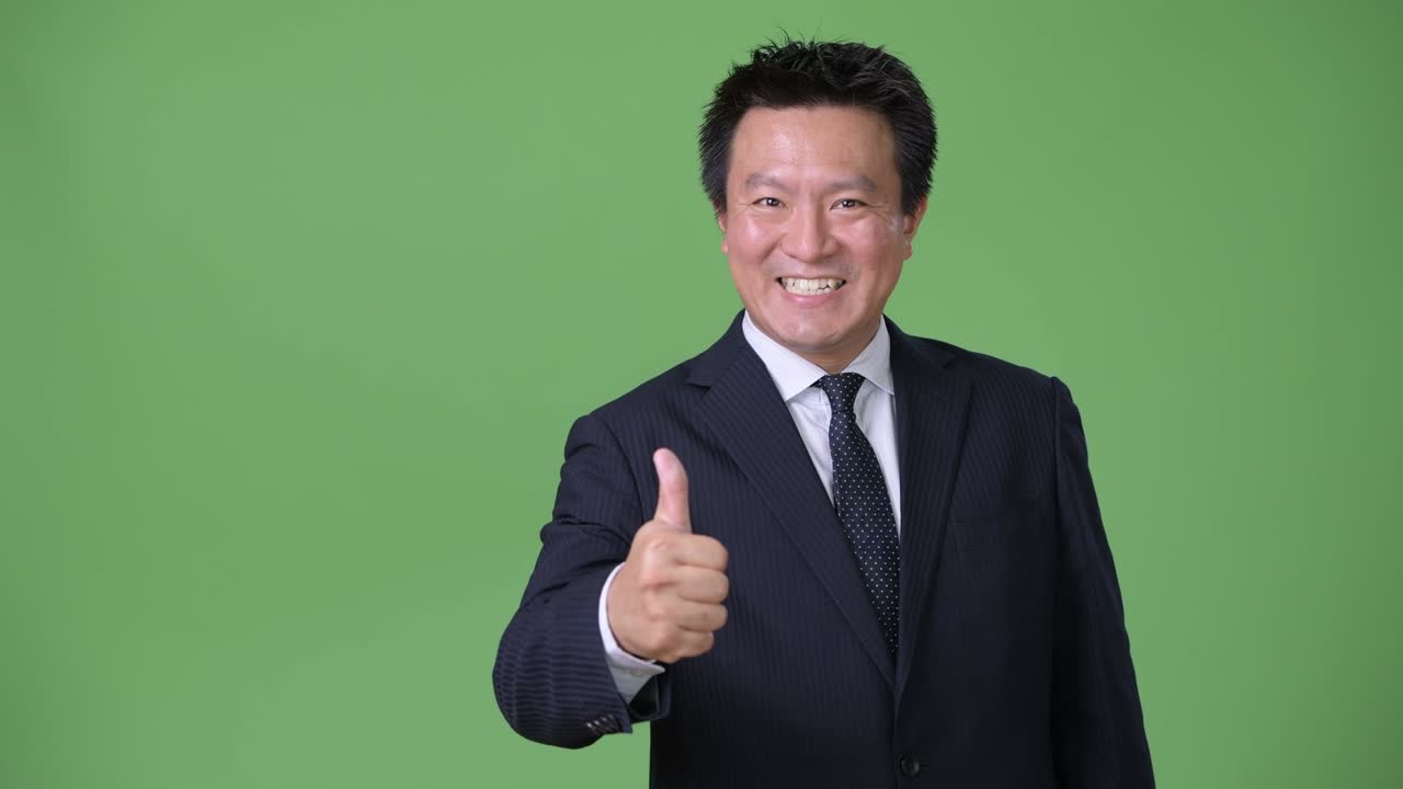 녹색 배경에 성숙한 일본 사업가