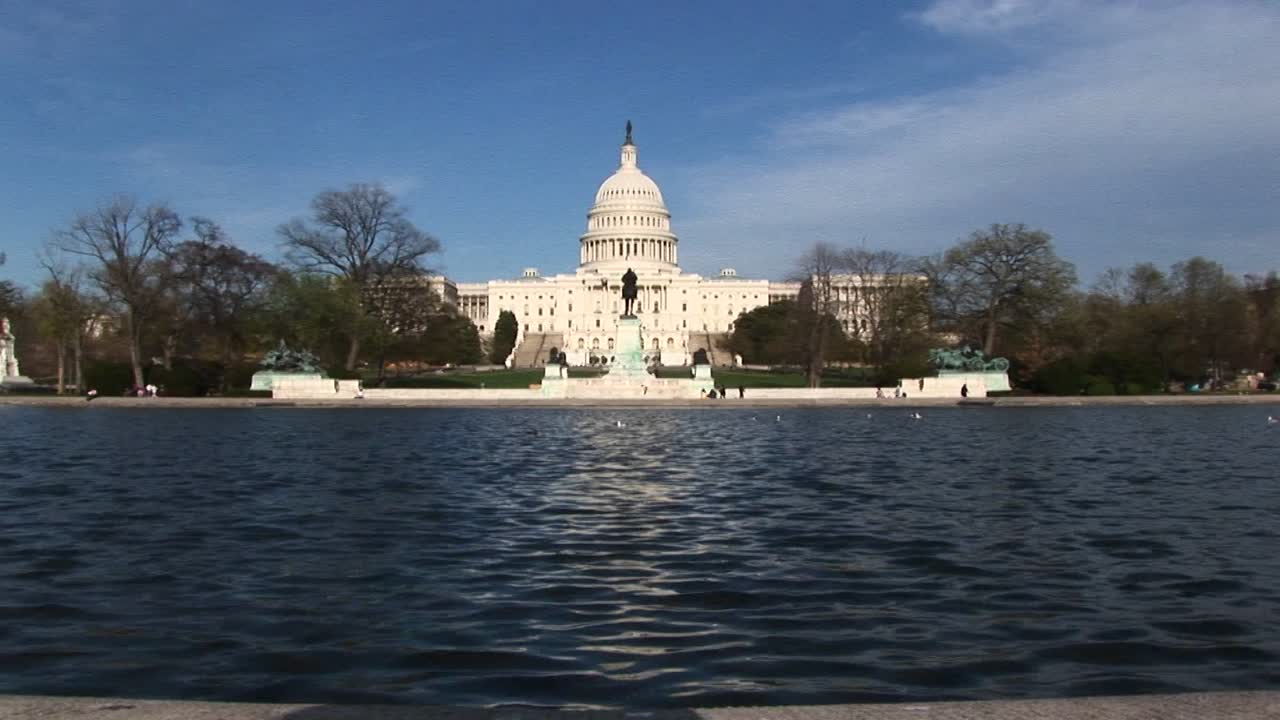 recorriendo la piscina reflectante en washington dc y terminando en el edificio del capitolio de ee. uu.
