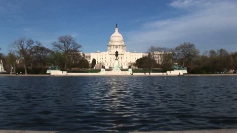 recorriendo la piscina reflectante en washington dc y terminando en el edificio del capitolio de ee. uu.