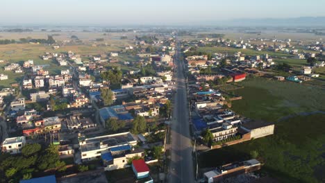 una vista aérea de un camino recto bordeado por casas en la ciudad de nepalgunj