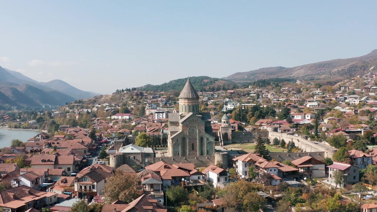 Svetitskhoveli Katedrali ve Mtskheta Kasabası'nın Kuşbakışı Görünümü