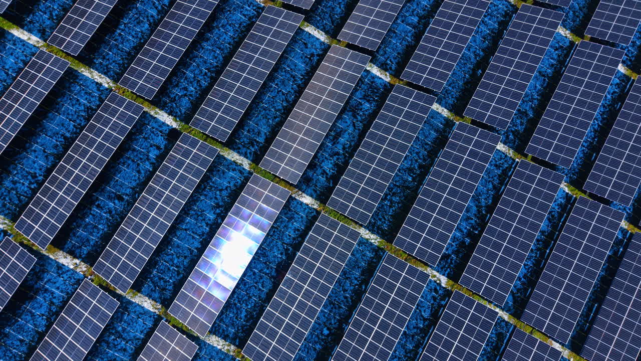 Vista aerea ravvicinata di moduli solari fotovoltaici. Vista dettagliata dall'alto di file di pannelli solari che mostrano texture e struttura a griglia