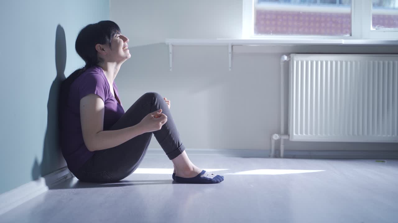 La donna urla con rabbia a casa