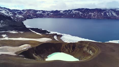 hermosa antena sobre una caldera masiva en la región de askja de islandia tierras altas desoladas 5