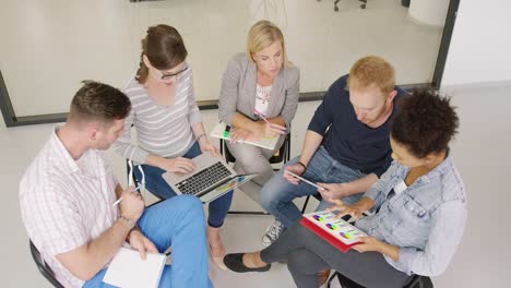 Personas-Discutiendo-Cartas-En-La-Oficina