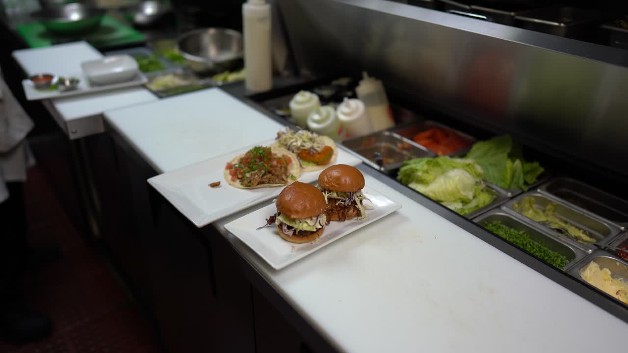 레스토랑 고객을 위한 식사 준비