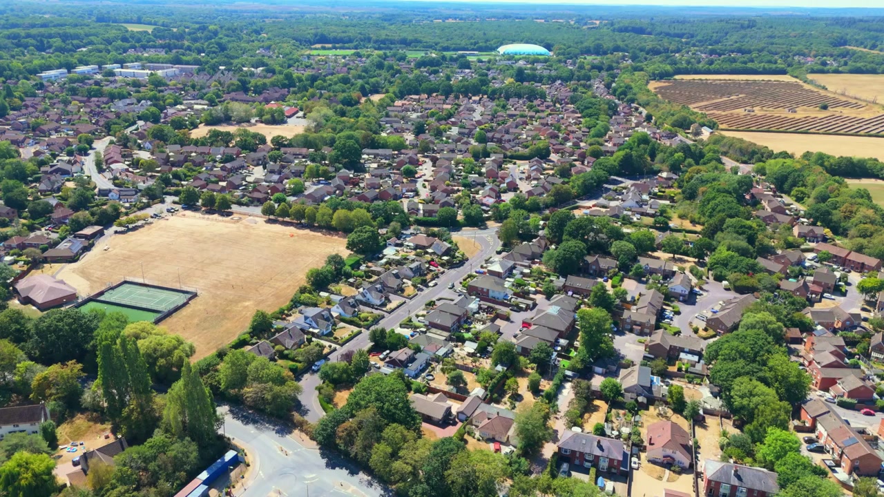 Marchwood è un villaggio dell'Hampshire sul Southampton Water, vicino alla New Forest, che presenta complessi residenziali, cantieri navali locali e un importante porto militare in una soleggiata giornata estiva con erba secca