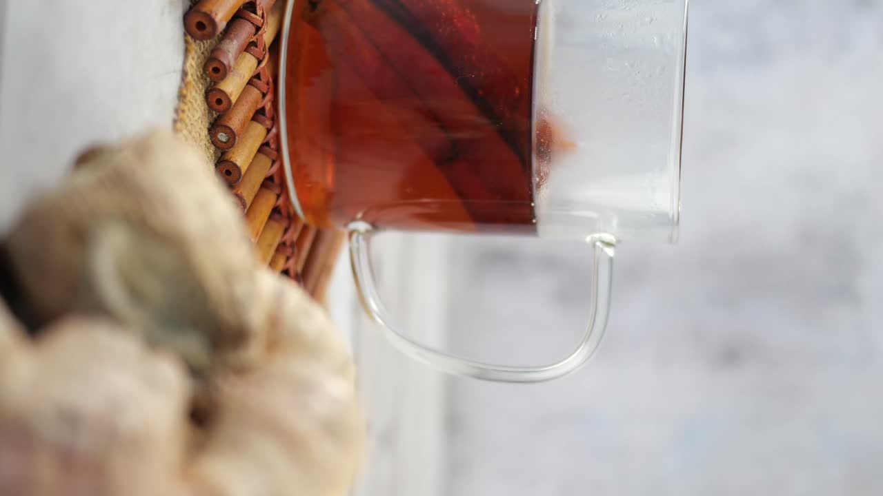 Tè alla cannella in una tazza di vetro