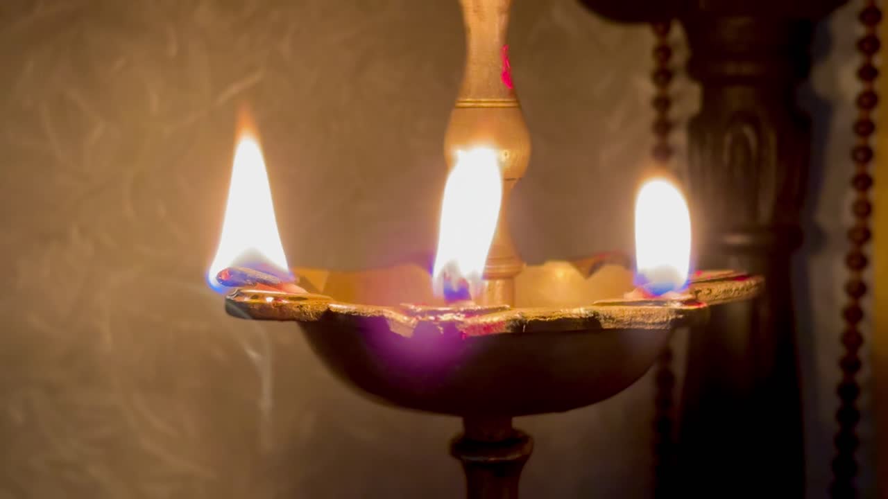 lámpara tradicional, conocida como diya o deepam, típicamente utilizada en rituales y ceremonias hindúes