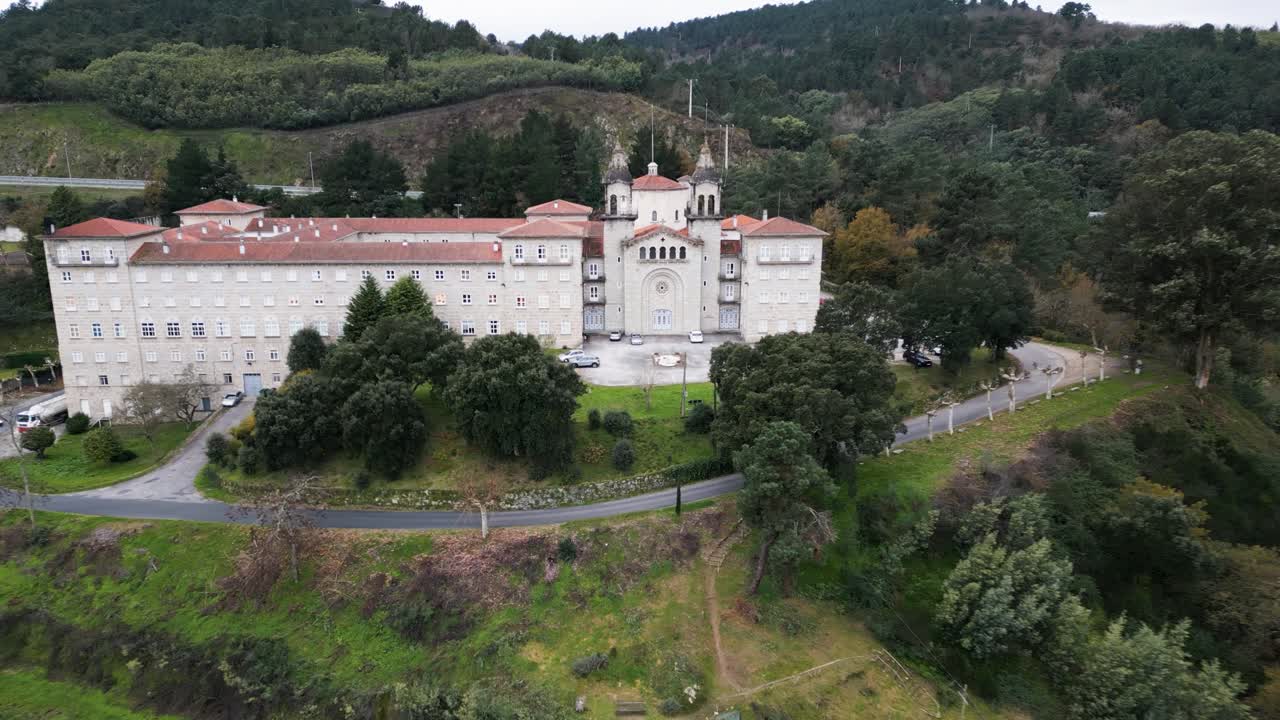 el dron desciende rápidamente a la entrada del seminario católico, una escuela religiosa en españa.