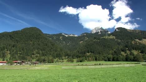 tiro pan sobre el monte wendelstein en los alpes bávaros, alemania