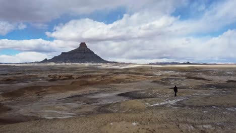 turista anónimo caminando en el valle cerca de la montaña en ee.uu.