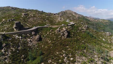 Carretera-De-Montaña-En-El-Parque-Natural-De-Gerês,-Portugal-Vista-Aérea.