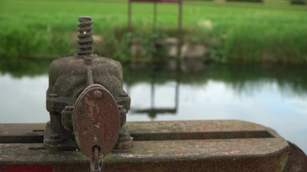 차가운 강에서 흐르는, 물에 반사 된 녹은 강철 요소.