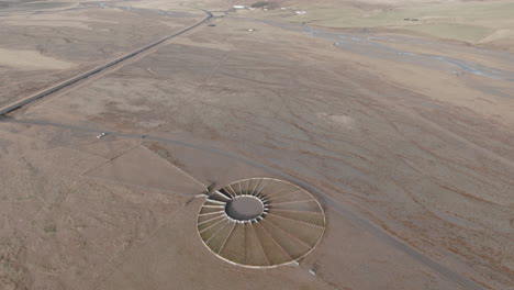 Nach-Unten-Kippen-Erschossen-Alten-Hölzernen-Cirle-Schafstall,-Island