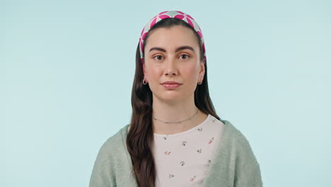 pensando, cara y mujer en el estudio con la cabeza