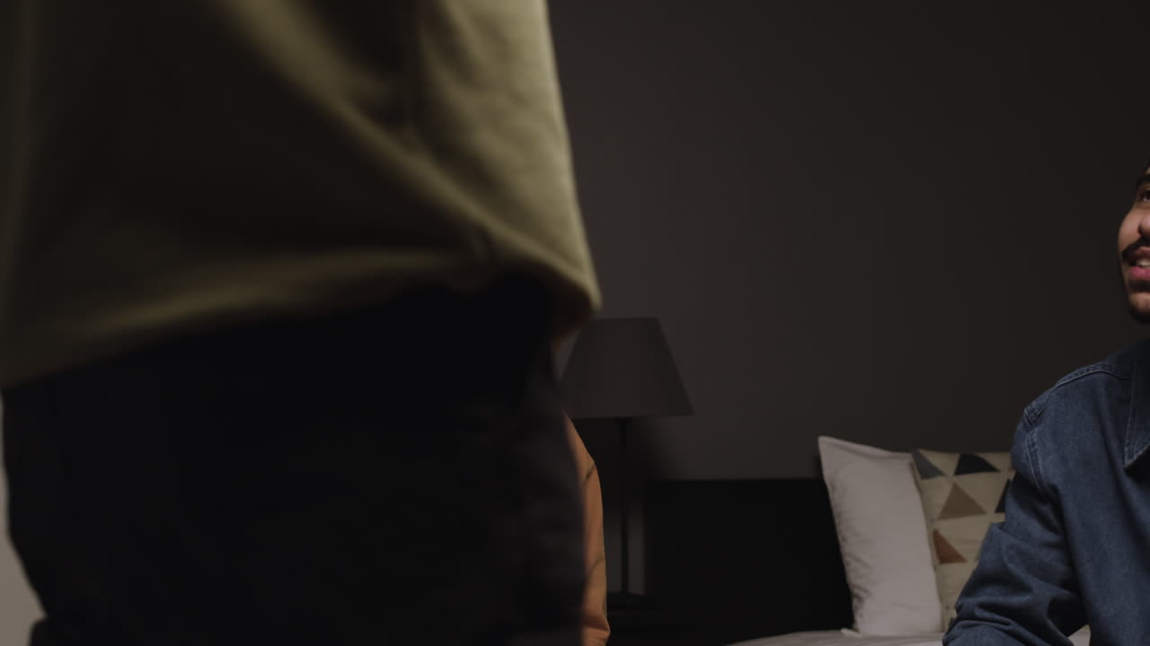 친구에게 뛰어드는 남자