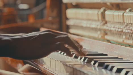 persona que toca un piano antiguo