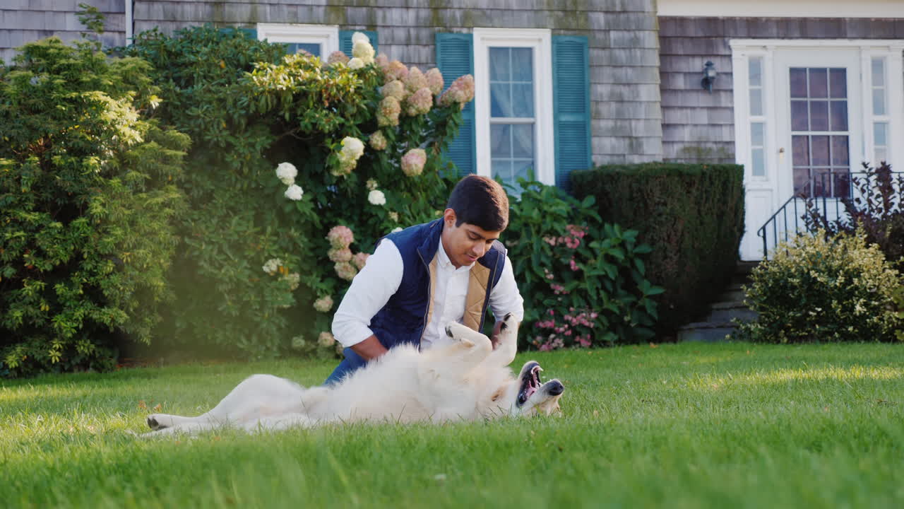 남자는 골든 리트리버와 함께 재생