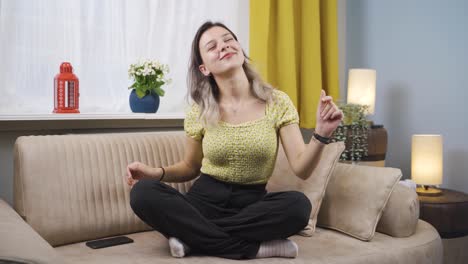 Mujer-Joven-Feliz-Bailando-En-Casa.