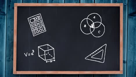 iconos matemáticos contra el tablero negro