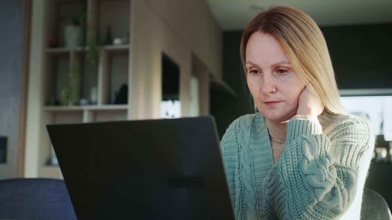 mujer trabaja en casa, usa una computadora portátil. trabajo remoto desde casa