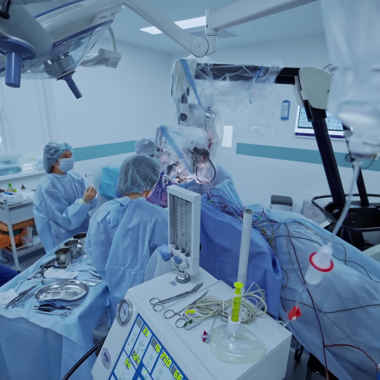 Medicinsk team udfører operation