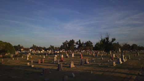 Langsamer-Dolly-Durch-Einen-Friedhof-Bei-Sonnenuntergang