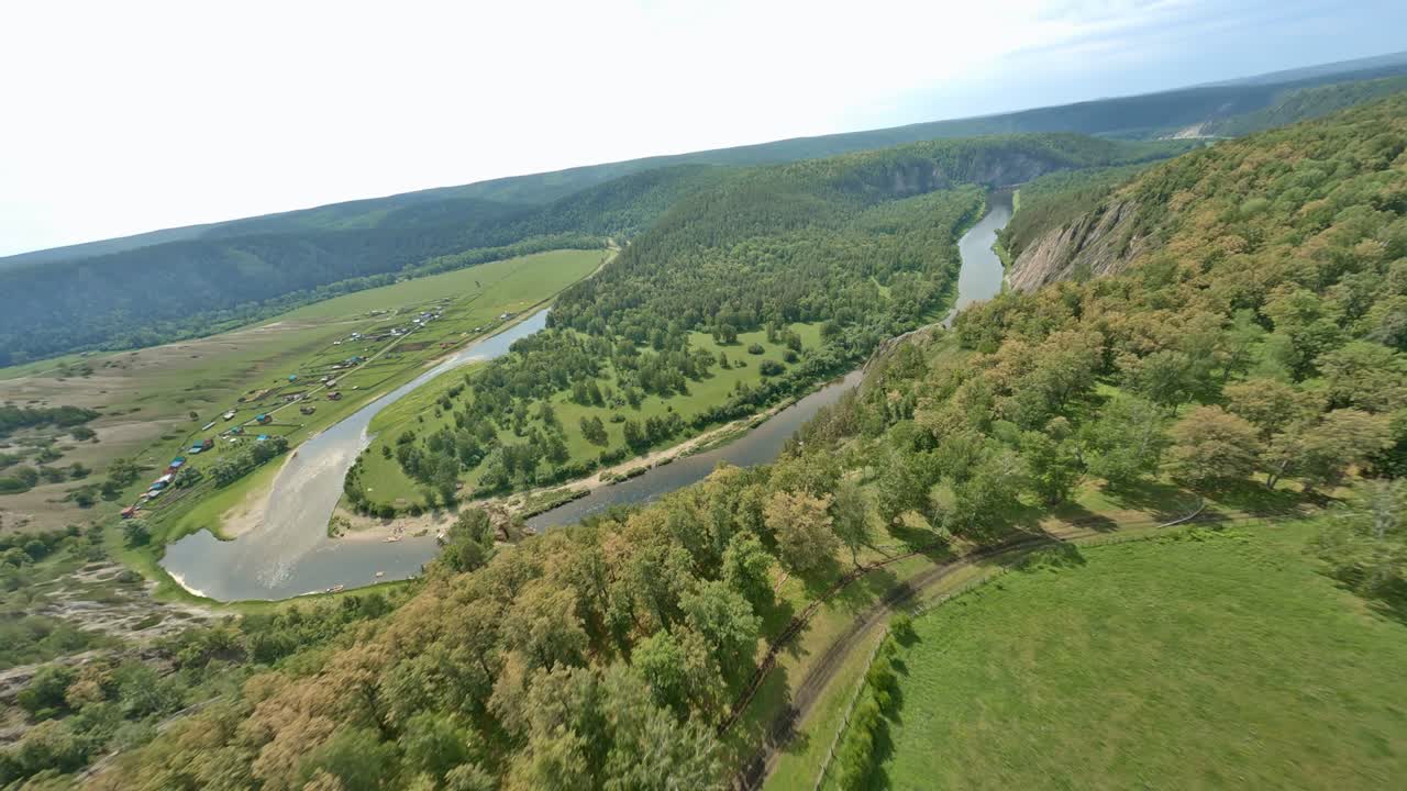 proteger la vida silvestre en los parques nacionales. mantener la santidad del área protegida del parque nacional. vastas áreas están ocupadas por bosques y montañas.