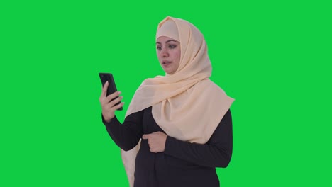 mujer musulmana hablando en video llamada pantalla verde