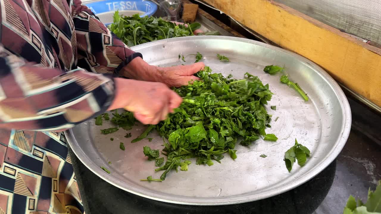 tabla de cortar verduras herbáceas aromáticas frescas triturar triturado cocinar en proceso de vapor saludable delicioso gilan cocina persa plato turco mujer que trabaja en la cocina aldea rural campo granja orgánica