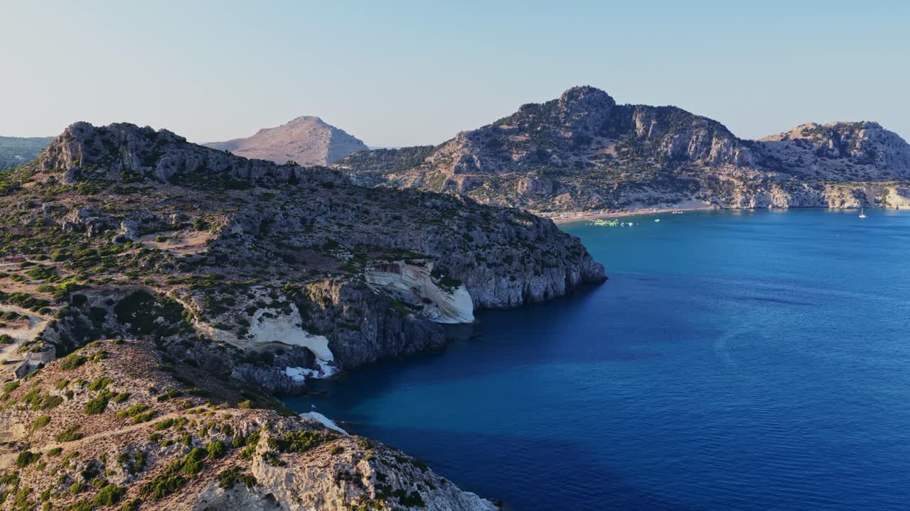 산과 절벽이 있는 해안 풍경