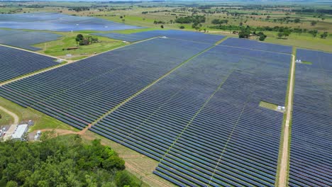 Eine-Große-Solaranlage-Auf-Dem-Land-In-Sao-Paulo-Mit-Mehr-Als-3000-Solarmodulen-Auf-Dem-Feld---Pereira-Barreto,-Brasilien