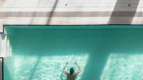 mujer nadadora en la piscina