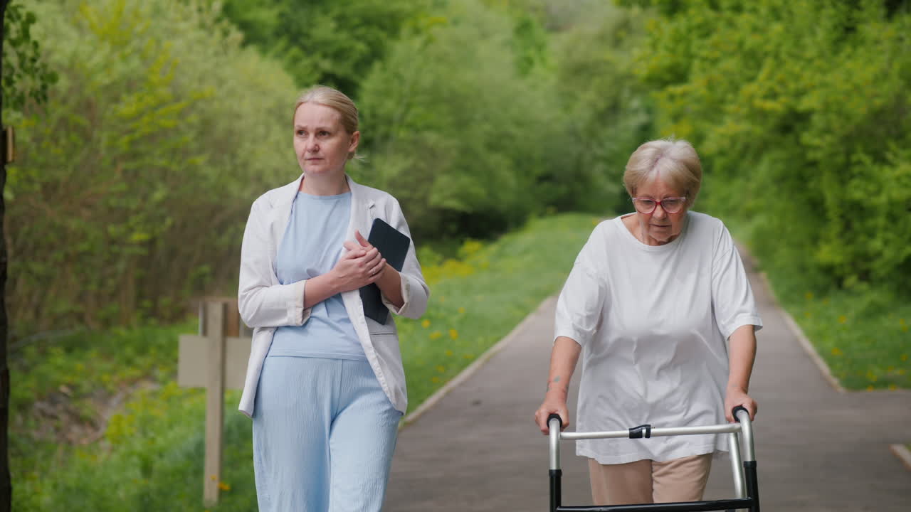 공원에서 노인 여성을 돕는 보살 담당자