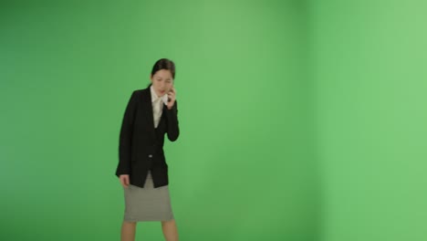 걷고 전화 통화하는 행복한 여자