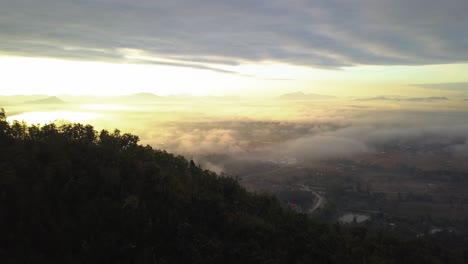 Ländliche-Landschaft-Mit-Nebel-Unter-Bewölktem-Himmel