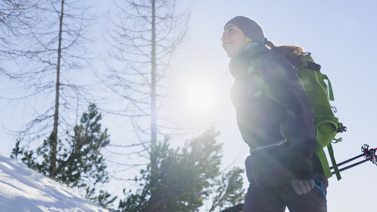 눈 인 산 에서 산책 하는 여자