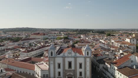 impresionante vista aérea hacia atrás a lo largo de la azotea de la iglesia de san andrés o santo antao y el paisaje urbano circundante